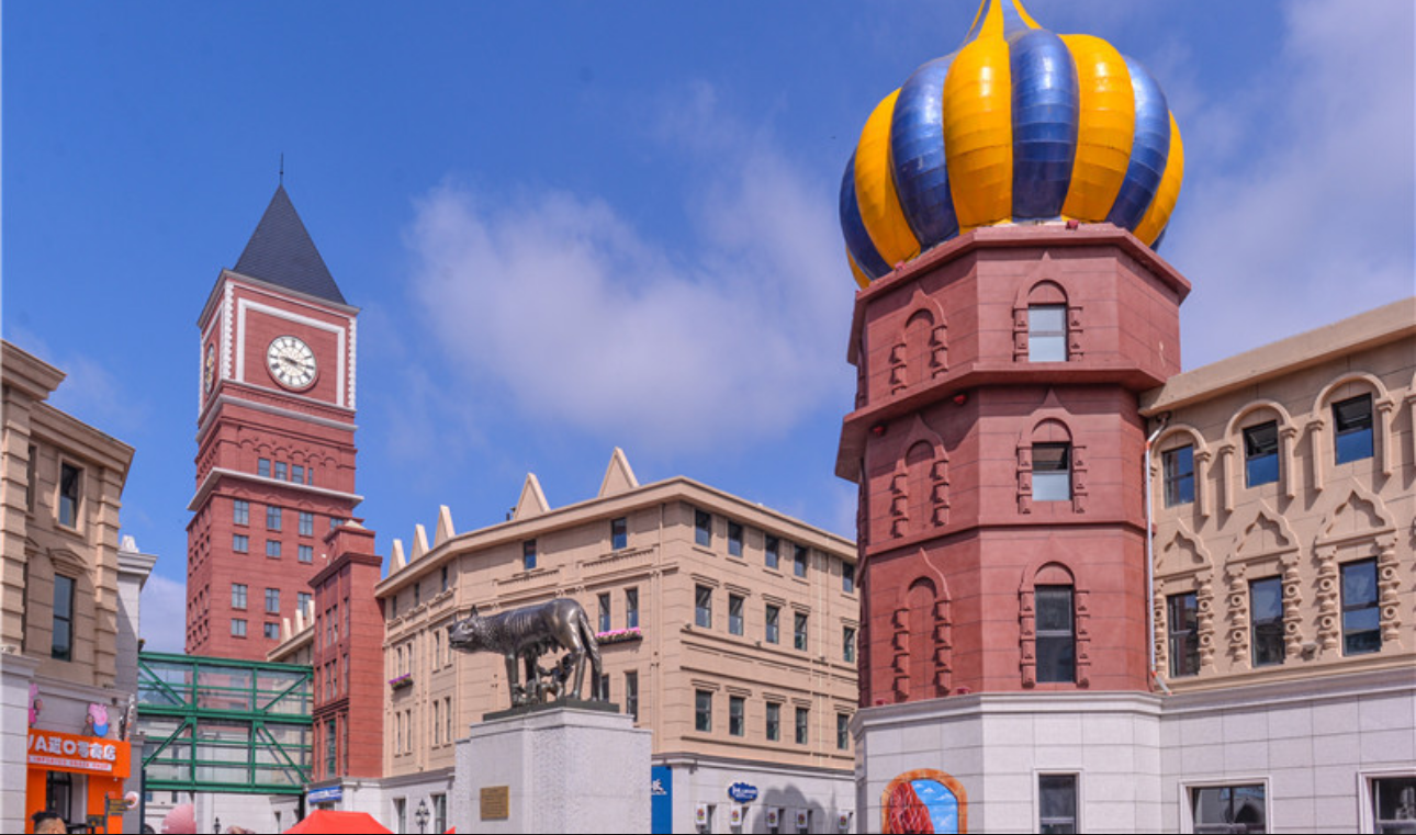 哈尔滨世界欢乐城钟楼与广场打卡点